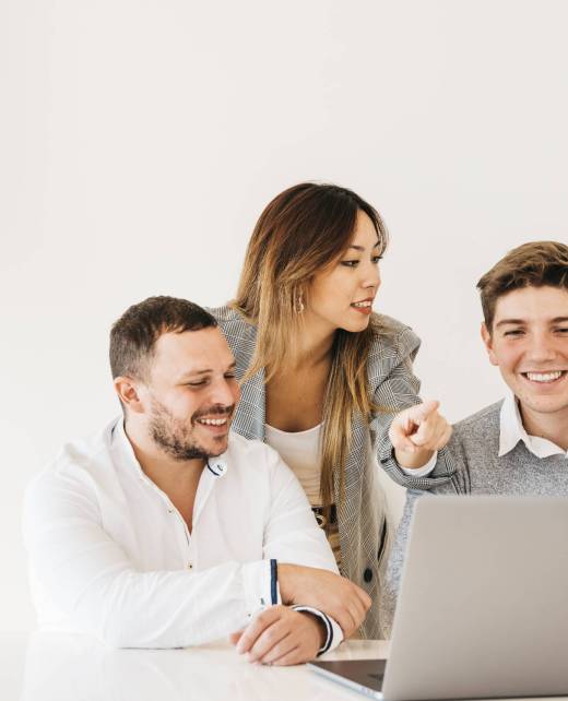 colleagues-teaching-trainee-office